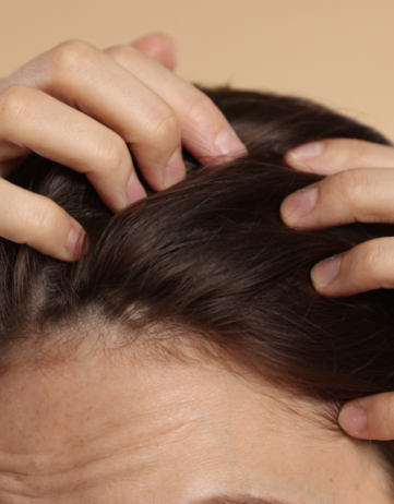 Vous avez le cuir chevelu sensible ? Le shampoing à l’huile de cade le soulage naturellement !